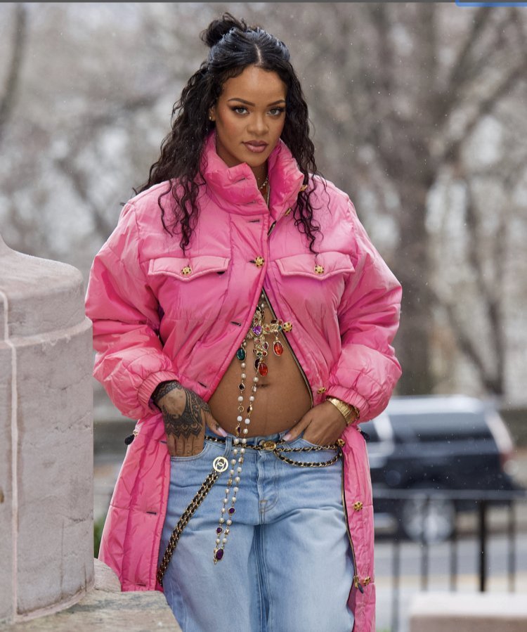 Finally! Singer Rihanna pregnant! (Photos)